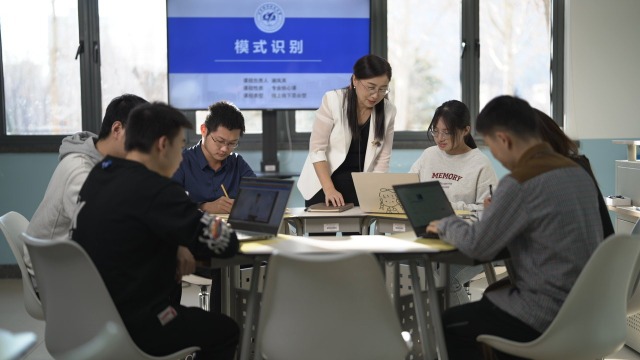 謝鳳英指導(dǎo)學(xué)生。資料圖片.jpg