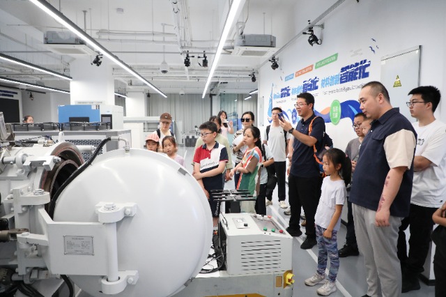 公眾參觀中國科學院寧波材料所海洋材料智能創(chuàng)造制備平臺 寧波材料所供圖.jpg