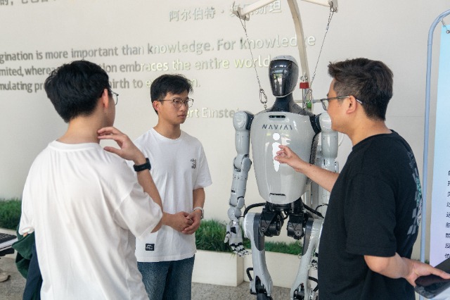 公眾參與體驗中國科學院寧波材料所機器人科技成果 寧波材料所供圖.jpg