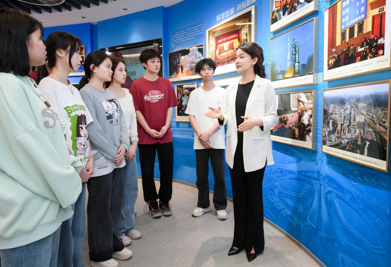 思政課教師在中國夢主題場館內(nèi)開展愛國主義教育實踐教學活動