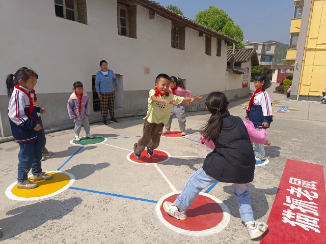 碧城鎮(zhèn)小學(xué)師生在玩貓抓老鼠游戲.jpg