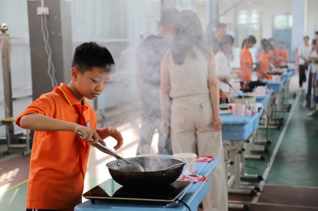 勞動技能比賽廚藝比拼   景東縣民族小學供圖1.jpg