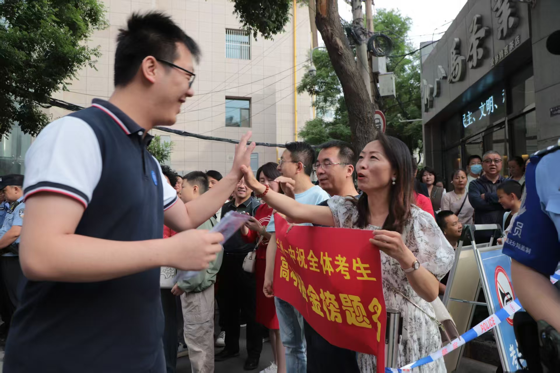 首場考試開考前，蘭州一中教師在考場外暖心陪考送祝福，鼓勵學(xué)生從容應(yīng)對。（馬綺徽 攝）.jpg