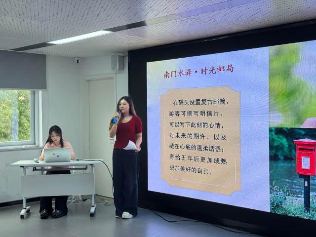 浙江工商職院學(xué)生參與羅城煥新活動路演 學(xué)校供圖.jpg