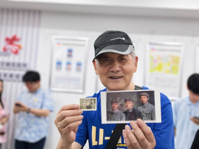 社區(qū)居民展示用AI技術修復一新的照片 古林職高供圖.jpg