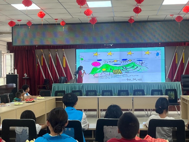 寧波職業(yè)技術(shù)大學(xué)“石榴結(jié)籽·同音同心”暑期社會(huì)實(shí)踐團(tuán)隊(duì)語(yǔ)言教學(xué)現(xiàn)場(chǎng) 學(xué)校供圖.jpg