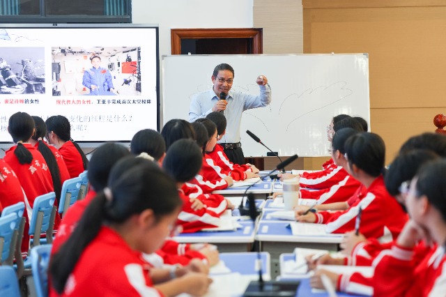 12月4日高中政治會(huì)場(chǎng)課堂教學(xué)展示（劉清杰拍攝） (2).jpg